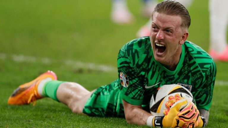 Goalkeeper 8-Second Rule in Football Explained: Enforcement, Sanctions and Tactical Impact 1 Goalkeeper 8 second rule in football explained with referee countdown gesture